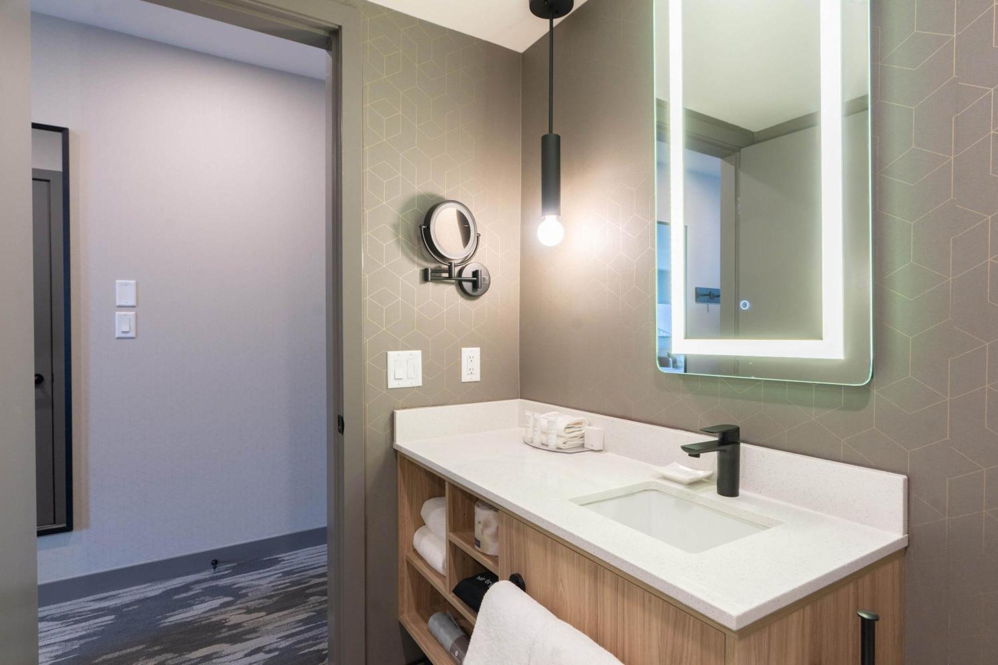 Sandman Signature Dartmouth Hotel & Suites Bagian luar foto
